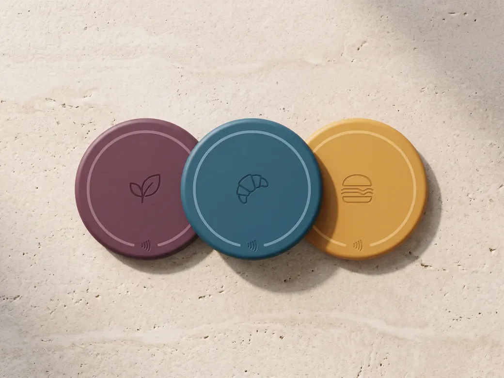 Drei Chips in Pflaume, Blau und Gelb, mit Blatt, Croissant und Burger als Logo.